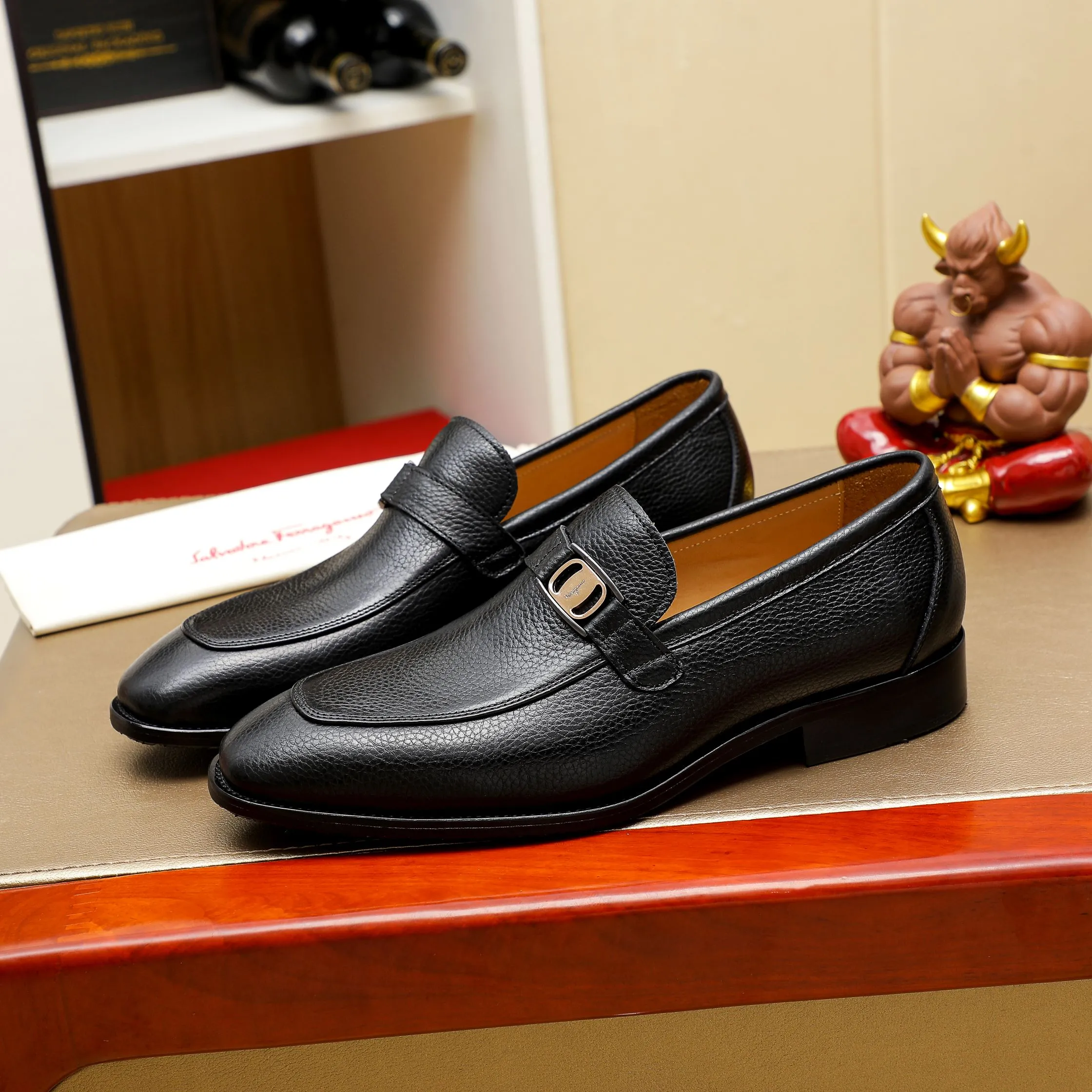 Men's shoes 💰460 🕷🕷🐂【Ferragamo】Ferragamo Popular fashion leather shoes🇨🇳Official website counter 1:1 production, original mold opening💯Good quality can be seen, imported high-end first-layer waxed calfskin, water-dyed🐂leather lining🌿very clear texture, high-quality waterproof, non-slip and wear-resistant outsole🎋high quality and low price, truly handmade🍓2 colors available! Code number 38-44……(45.46.Customized)